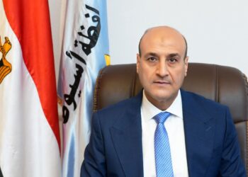 تحسين الخدمات والتواجد الميداني ورخص البناء.. أهم مطالب أهالي أسيوط من المحافظ الجديد