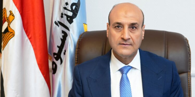 تحسين الخدمات والتواجد الميداني ورخص البناء.. أهم مطالب أهالي أسيوط من المحافظ الجديد
