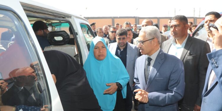 محافظ بني سويف يتفقد منظومة العمل بمجمع المواقف الجديد أسفل محور عدلي منصور 