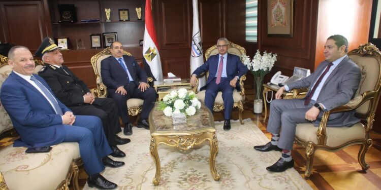 محافظ بني سويف يستقبل مدير الأمن لتهنئته بتوليه مهام منصبه الجديد