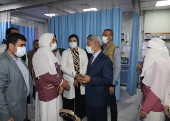 محافظ بني سويف يُفاجئ مستشفى الواسطى المركزي للوقوف على مستوى الخدمة وانتظام سير العمل