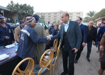 محافظ أسيوط يشارك عمال نظافة حي غرب إفطارًا جماعيًا.. ويؤكد: أنتم عماد المنظومة