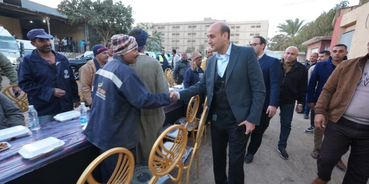 محافظ أسيوط يشارك عمال نظافة حي غرب إفطارًا جماعيًا.. ويؤكد: أنتم عماد المنظومة