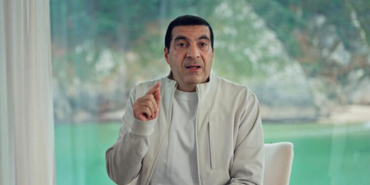 عمرو خالد: القرآن شفاء للهموم.. وهذه 3 سور لجبر الخواطر وانشراح الصدر