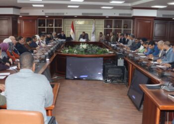 السكرتير العام لبني سويف يناقش مستجدات الموقف التنفيذي والمالي لمشروعات الخطة الاستثمارية للعام 2025/2026