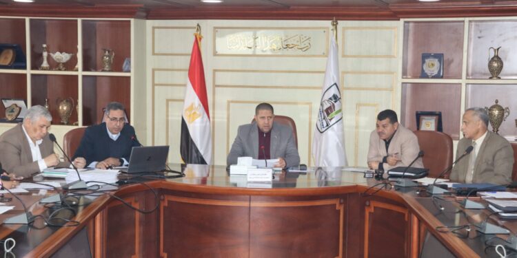 السكرتير العام لبني سويف يناقش مستجدات الموقف التنفيذي والمالي لمشروعات الخطة الاستثمارية للعام 2025/2026