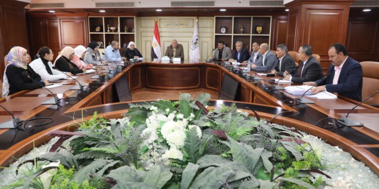 السكرتير العام لمحافظة بني سويف يواصل عقد الاجتماع الأسبوعي لمناقشة منظومة التصالح على مخالفات البناء