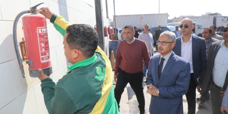 محافظ بني سويف يُفاجئ محطة بنزين على الطريق الزراعي.. ويُكلف رئيس المدينة بمراجعة اشتراطات الأمن والسلامة بكافة المحطات