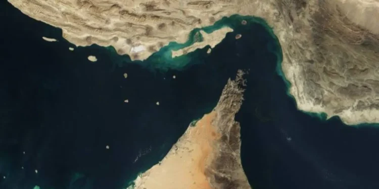الحرس الثوري يهدد بإحراق السفن بمضيق هرمز