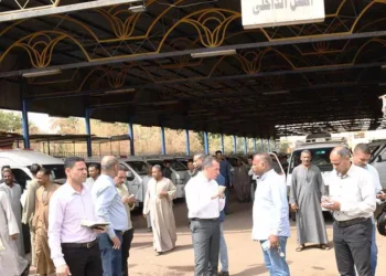 محافظ أسوان يحذر سائقي السيرفيس من مخالفة التعريفة ويؤكد إجراءات صارمة ضد المخالفين
