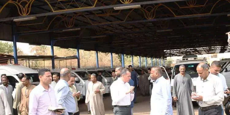 محافظ أسوان يحذر سائقي السيرفيس من مخالفة التعريفة ويؤكد إجراءات صارمة ضد المخالفين