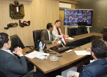 نائب محافظ بني سويف يُشارك ” أونلاين” في اجتماع وزارتي التنمية المحلية والاتصالات لمناقشة مشروعات قري حياة كريمة