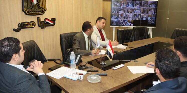 نائب محافظ بني سويف يُشارك ” أونلاين” في اجتماع وزارتي التنمية المحلية والاتصالات لمناقشة مشروعات قري حياة كريمة