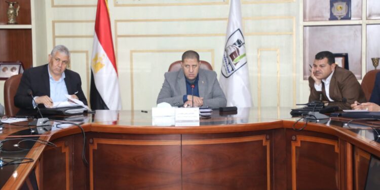 السكرتير العام بمحافظة بني سويف يترأس اجتماع اللجنة الدائمة للكهرباء 