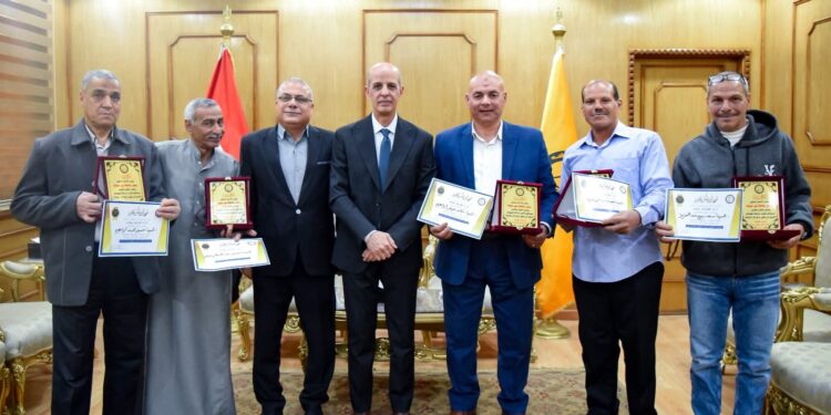 مجلس جامعة بني سويف يكرم أعضاء الجهاز الإداري ممن بلغوا السن القانونية خلال مارس