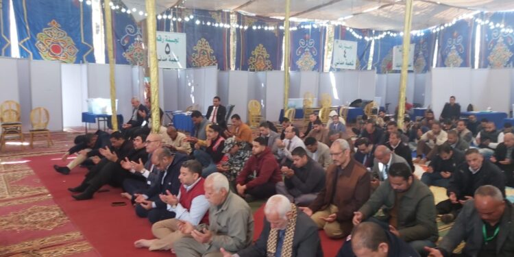 مهندسو أسيوط يؤدون صلاة الجمعة داخل المخيم الانتخابي