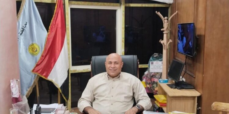 رئيس حي غرب أسيوط يقيل أفراد المتابعة الميدانية ويسند مهامهم لمدير الإشغالات