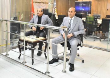 محافظ أسيوط يتابع من مركز السيطرة الالتزام بمواعيد غلق المحال ويؤكد: تطبيق القانون بكل حسم