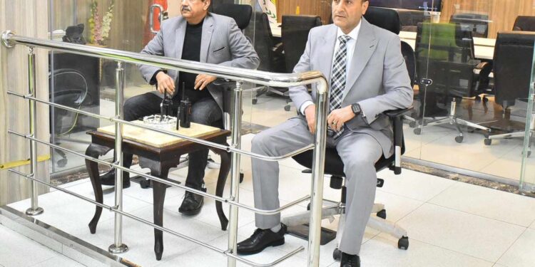 محافظ أسيوط يتابع من مركز السيطرة الالتزام بمواعيد غلق المحال ويؤكد: تطبيق القانون بكل حسم