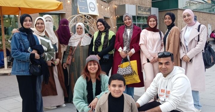 فريق السعادة.. 27 متطوعًا يرسمون البسمة على وجوه المصريين بزيارة إنسانية لمستشفى 57357