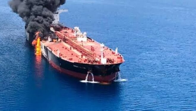 الحرس الثوري الإيراني يعلن استهداف سفينتين بصواريخ في هرمز