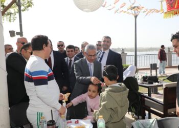 محافظ بني سويف يتفقد الممشى السياحي بكورنيش النيل …ويُشارك المواطنين فرحتهم بعيد الفطر المبارك