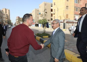 محافظ بني سويف يُعيّد ويُحيّي تمركزًا أمنيًا بشارع صلاح سالم خلال جولة عيد الفطر
