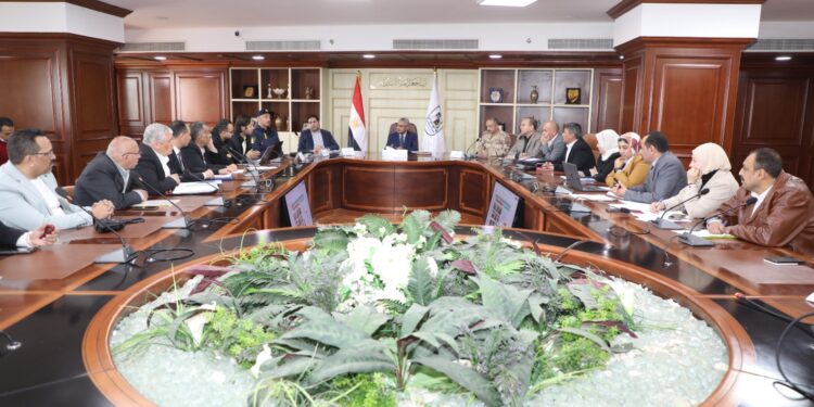محافظ بني سويف يناقش مستجدات الموقف التنفيذي لمشروعات المبادرة الرئاسية “حياة كريمة” بقرى ببا وناصر 