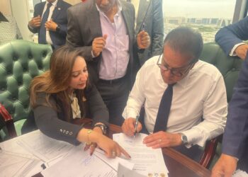 النائبة د. كريستينا عادل حكيم ووزير الصحة ينتصران لممرضات أسيوط