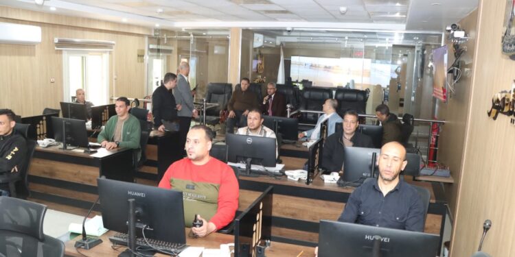 محافظ بني سويف يتابع تداعيات الأمطار لحظة بلحظة ويوجه بحصر بؤر التجمع ومعالجة أسبابها لمنع تكرارها