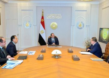 الرئيس عبد الفتاح السيسي يجتمع مع رئيس مجلس الوزراء و محافظ البنك المركزي المصري
