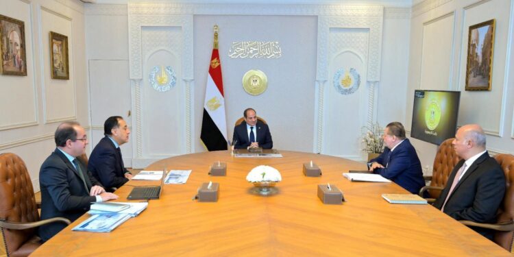 الرئيس عبد الفتاح السيسي يجتمع مع رئيس مجلس الوزراء و محافظ البنك المركزي المصري