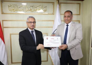 محافظ بني سويف يكرم نماذج متميزة من القيادات والعاملين خلال اجتماع المجلس التنفيذي