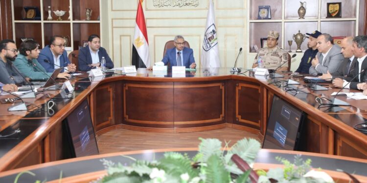 محافظ بني سويف يناقش مستجدات سير العمل بمشروعات المرحلة الأولى من “حياة كريمة”