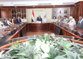 محافظ بني سويف يلتقي عددًا من المزارعين لمتابعة موسم توريد القمح ويؤكد على الحوار التشاركي مع الفلاحين