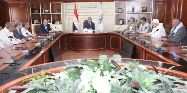 محافظ بني سويف يلتقي عددًا من المزارعين لمتابعة موسم توريد القمح ويؤكد على الحوار التشاركي مع الفلاحين