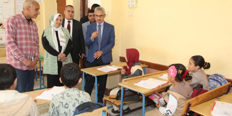 محافظ بني سويف يتفقد مدرسة بإهناسيا ويشدد على الانضباط ومتابعة العملية التعليمية