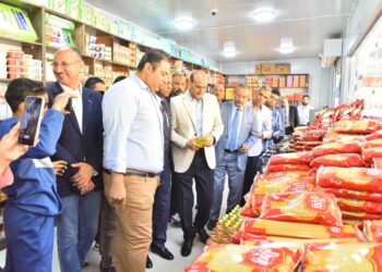 محافظ أسيوط يفتتح معرض السلع الغذائية بمناسبة أعياد الاخوة المسيحيين بأسعار مخفضة تصل إلى 30% لتخفيف الأعباء عن المواطنين