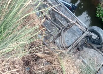 خلال زفة عروس.. إصابة سائق في انقلاب سيارة بترعة في أسيوط