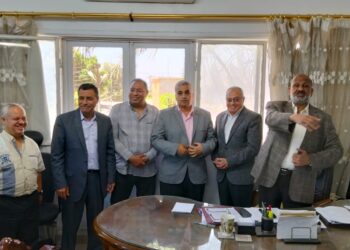 وكيل وزارة الري بأسيوط يحتفي بمهندس لبلوغه سن المعاش