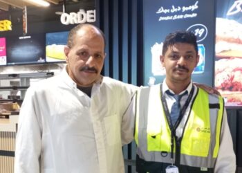 مواطن مصري يتنازل عن مقعده لمعتمرة بمطار الطائف.. ويحصد تكريماً سعوديًا لموقفه الإنساني