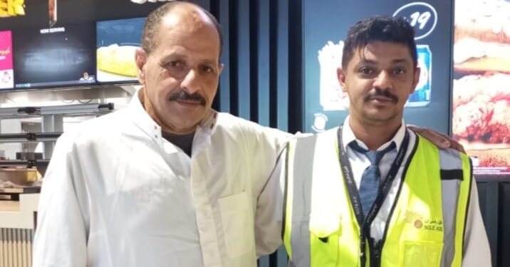 مواطن مصري يتنازل عن مقعده لمعتمرة بمطار الطائف.. ويحصد تكريماً سعوديًا لموقفه الإنساني