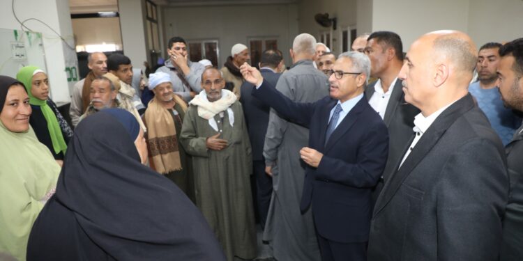 محافظ بني سويف ” خلال جولته بالواسطى وناصر” يلتقي المواطنين ويوجه بتسجيل بياناتهم ومتابعة مطالبهم