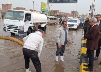 محافظ بني سويف يتفقد جهود التعامل مع تداعيات سقوط الأمطار ويوجه برفع كفاءة الاستجابة بكافة القطاعات