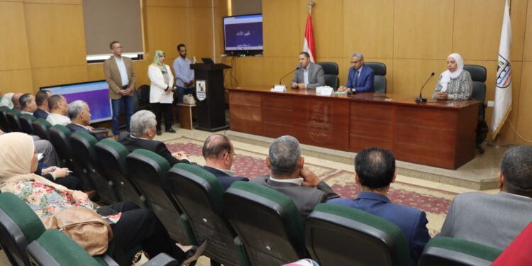 محافظ بني سويف يشهد ندوة تثقيفية موسعة عن معايير ومؤشرات قياس الكفاءات الوظيفية والسلوكية للعاملين بالجهاز الإداري