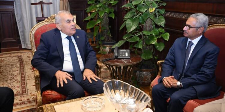 رئيس مجلس الشيوخ يستقبل محافظ بني سويف بمقر المجلس