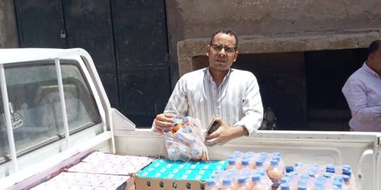 ضبط 876 عبوة مواد غذائية غير صالحة للاستهلاك الآدمي بالبداري في أسيوط