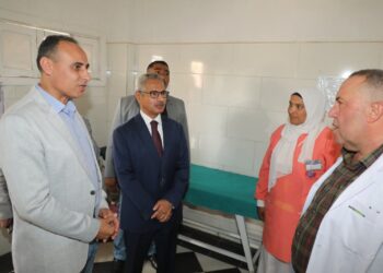 محافظ بني سويف يتوقف بشكل مفاجئ بالوحدة الصحية بسدمنت الجبل خلال جولته الميدانية