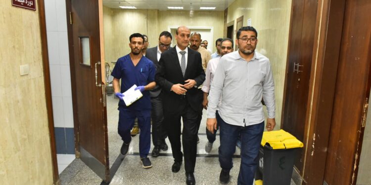 محافظ أسيوط يزور مصابي حادث أبنوب ويوجه بتقديم الرعاية الطبية الكاملة