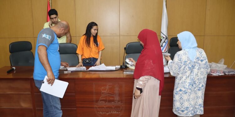 تسليم النظارات الطبية على المستفيدين من خدمات القافلة المجانية بالتعاون مع الهيئة القبطية ببني سويف